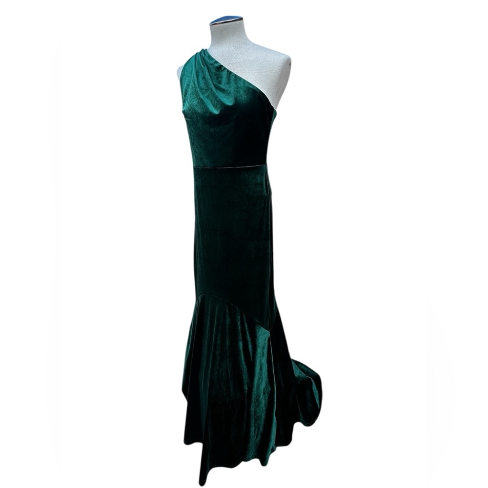 SHEIN Elitara Asymmetrical Neck Mermaid Enerald green Velvet gown. Size SM 4 NWT